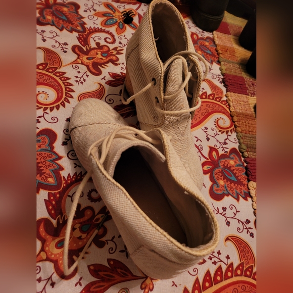 Tom's Boots - Picture 2 of 7